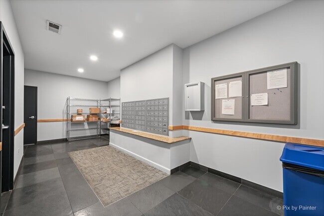 Building Photo - 873 N Larrabee St