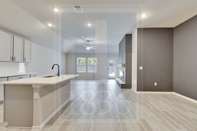 Building Photo - 135 Hackberry Ln