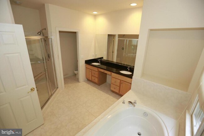 Building Photo - 2339 Sandburg St