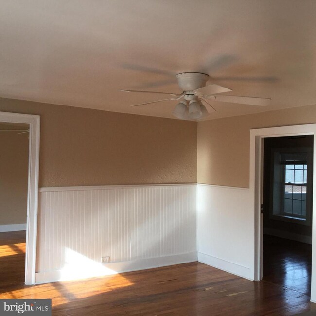 Building Photo - 206 W King St