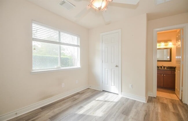 Building Photo - 3325 Clearview Cir
