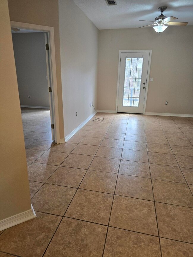 Building Photo - 204 Ann Cir