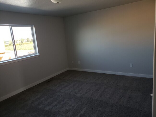 Building Photo - Spacious 4 Bed 2.5 Bath Springville Townhome