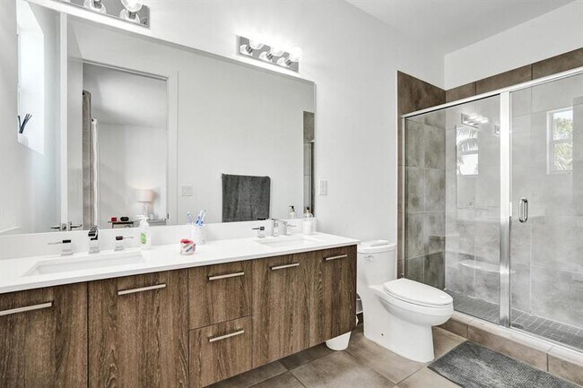 Building Photo - 480 NE 35th Ct