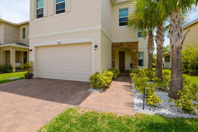 Building Photo - 713 NW Leonardo Cir