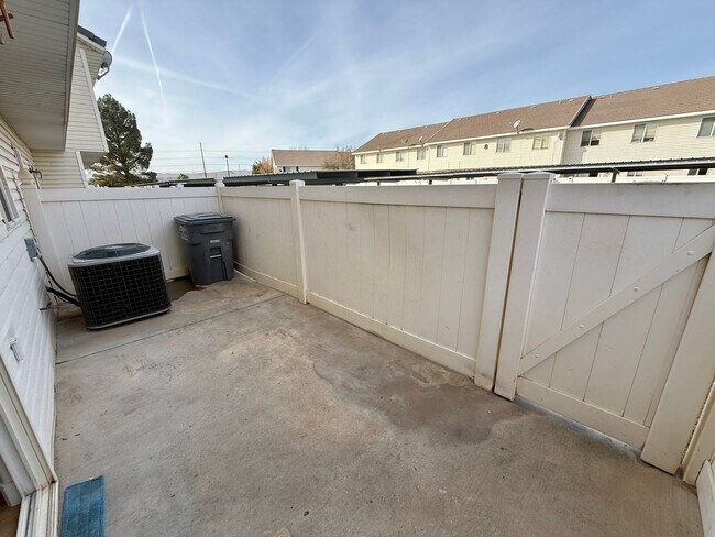 Building Photo - Remodeled 3-BR Lexington Townhome - End Unit