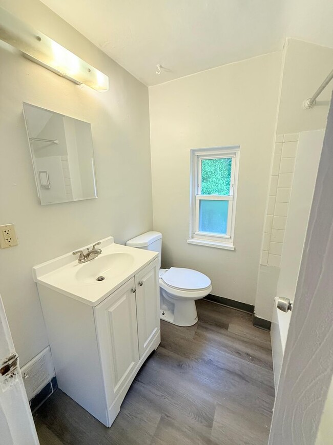 Building Photo - Freshly Painted 3BD/1.5BA Single Family Ho...