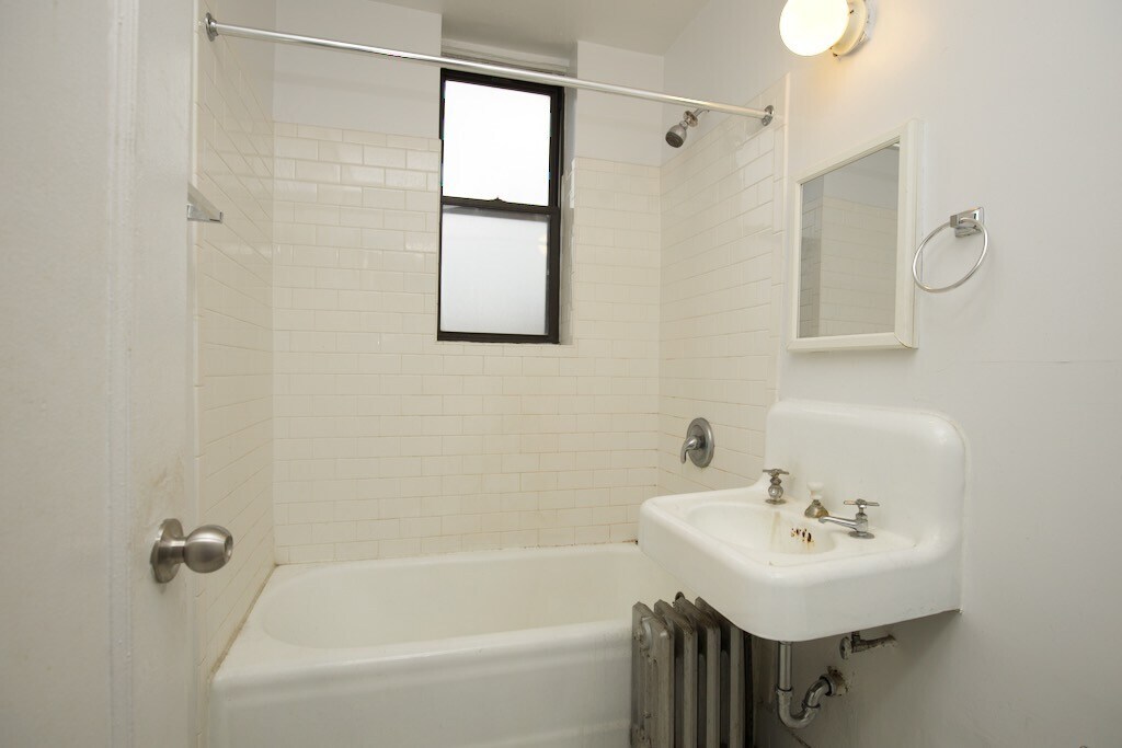 Building Photo - 3335 W Diversey Ave
