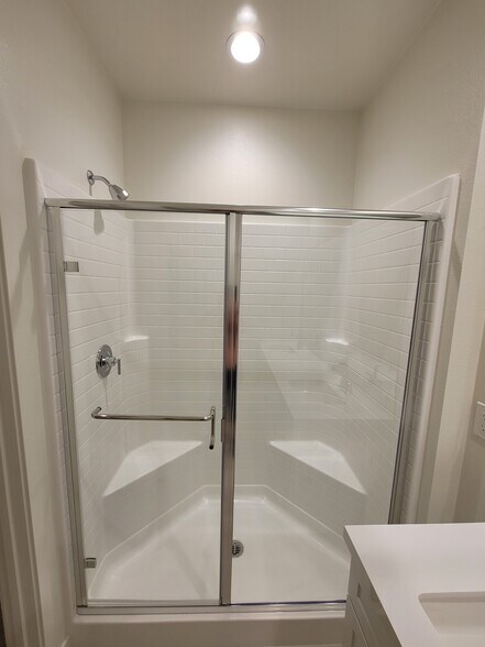 master shower - 328 Lagoon Way