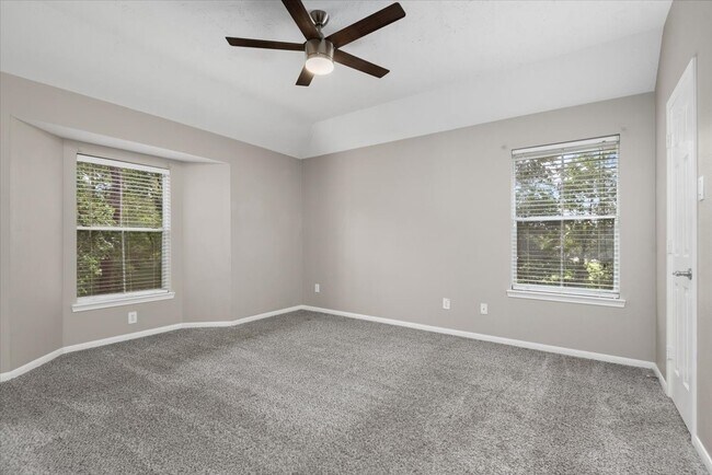 Building Photo - 8051 Bay Branch Dr