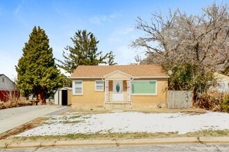 Building Photo - Comfortable 2 Bed, 2 Bath Pet-Friendly Home with Central Air & Cozy Flooring! - Available on June...