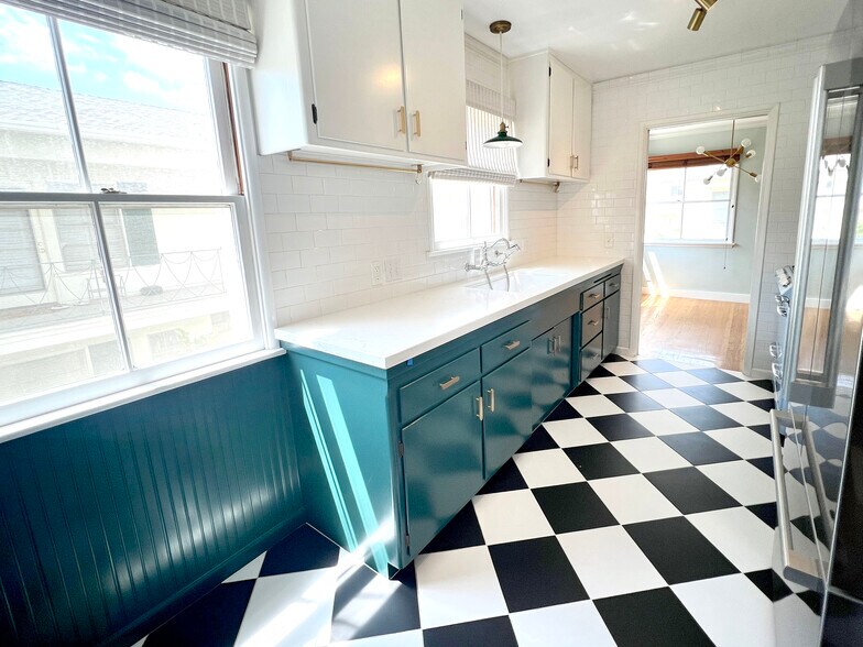 Kitchen with large farmhouse sink. - 1327 N Central Ave
