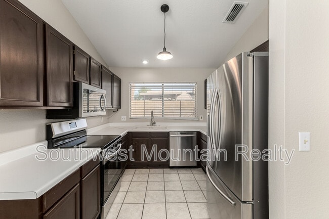 Building Photo - 5526 E Forge Ave