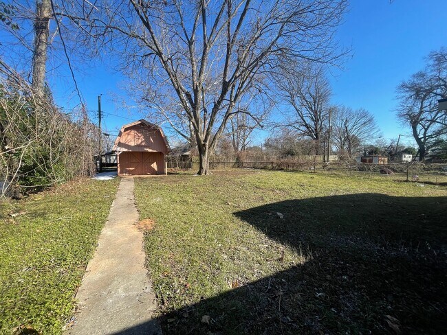 Building Photo - Won’t last long! Make the call today!