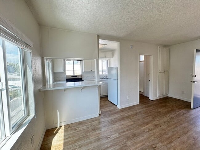 Building Photo - 2 Bedroom Beach cottage in Ventura