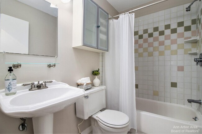 Building Photo - 555 Longshore Dr