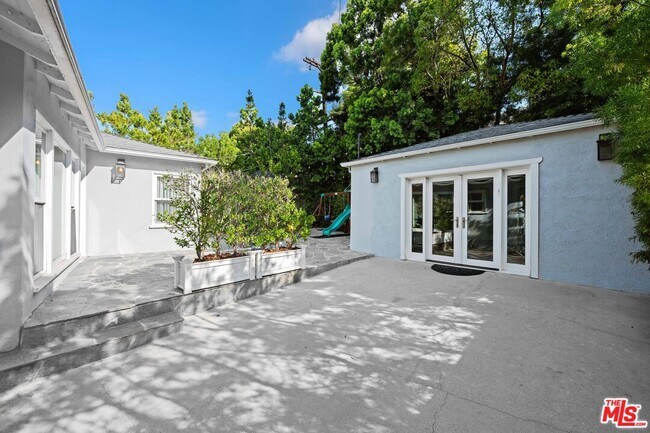 Building Photo - 2036 Hillsboro Ave