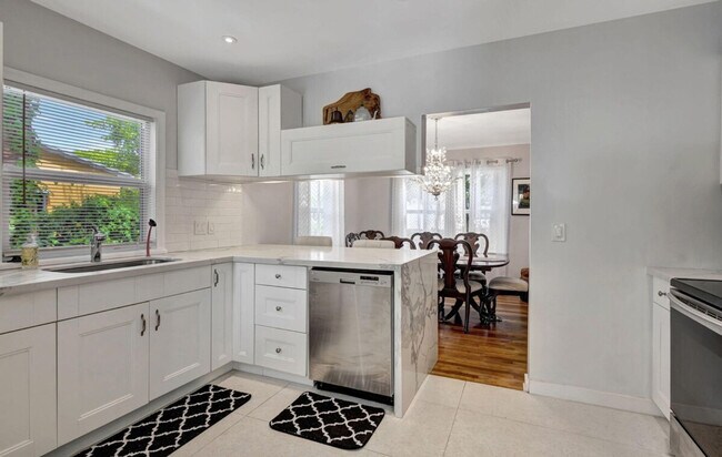 Building Photo - 310 30th St