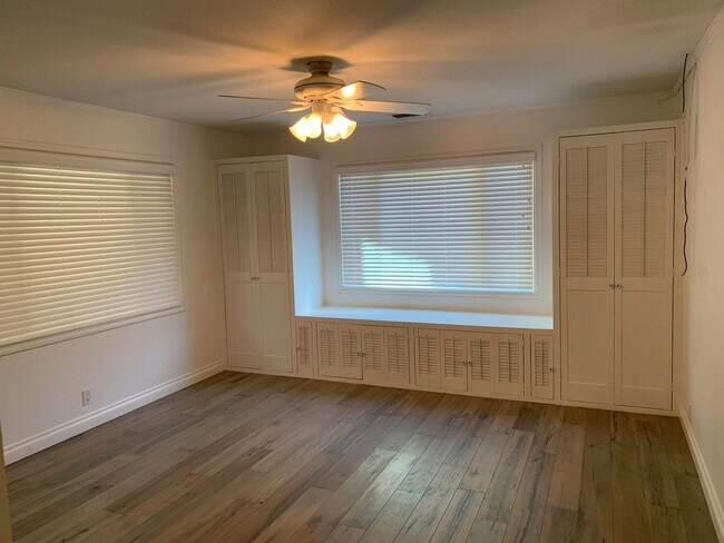 Building Photo - Charming 3+1 Canyon Country Cutie Nestled in the Hills!