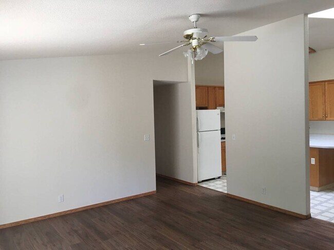 Building Photo - Lovely 3-Bedroom Duplex for Rent in McKinl...