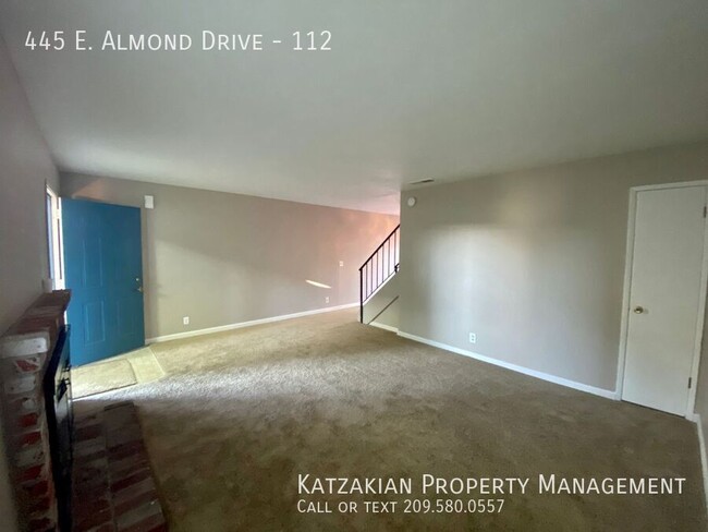 Building Photo - 2 Bedroom Cambridge Place Townhouse