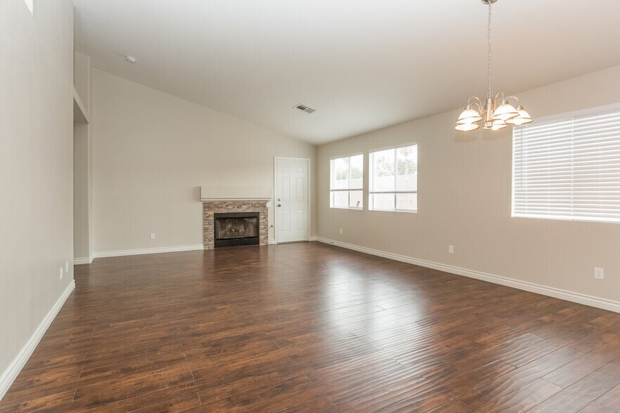 Building Photo - 4565 Savin Cir