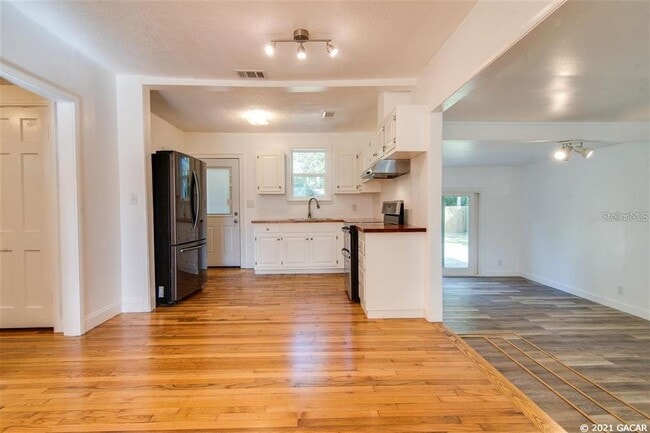 Building Photo - 1028 NE 7th Ave