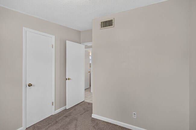 Building Photo - 87 Saratoga Cir S