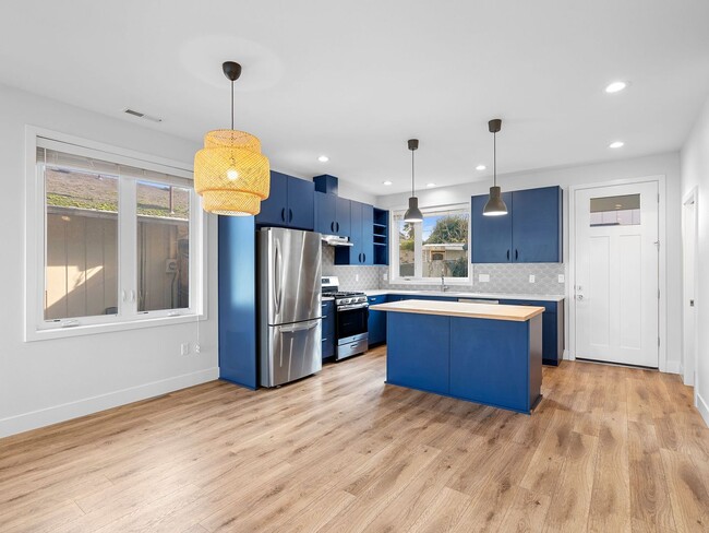 Building Photo - 4 bed/3.5 Bath Townhouse in Richmond Neighborhood, SE Portland