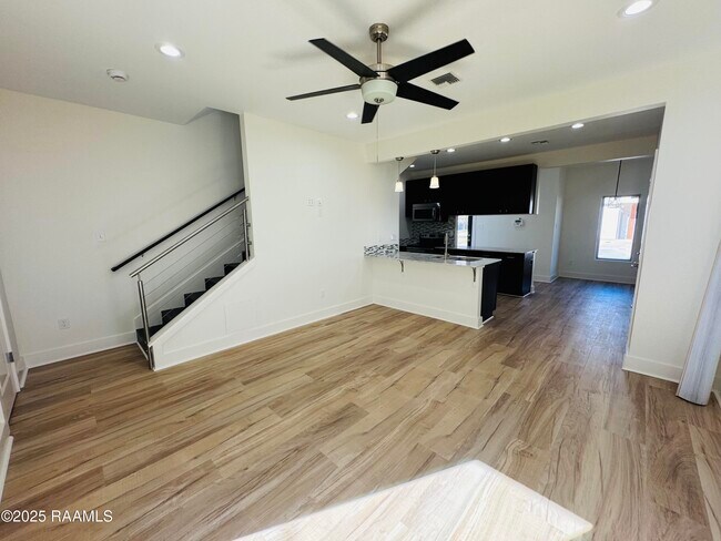 Building Photo - 113 Bayou St