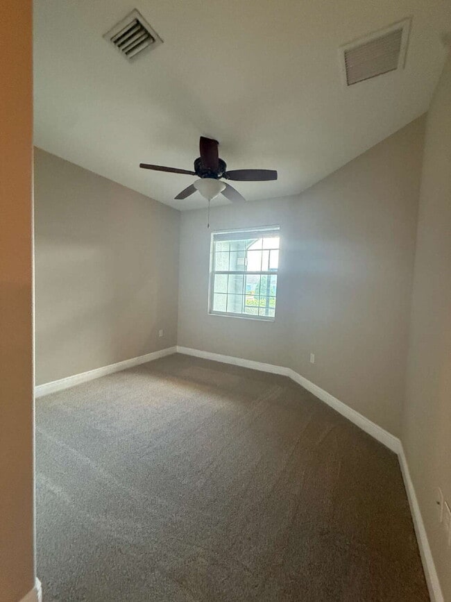 Building Photo - 3/2 townhome in desirable Loren Cove!
