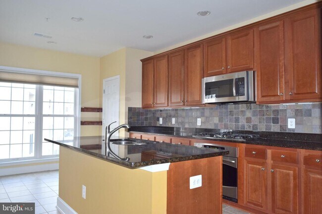 Building Photo - 2251 Oberlin Dr