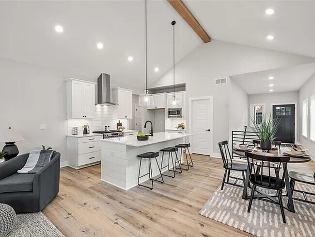 Building Photo - Spacious 4-Bedroom Home in Quiet Polk City...