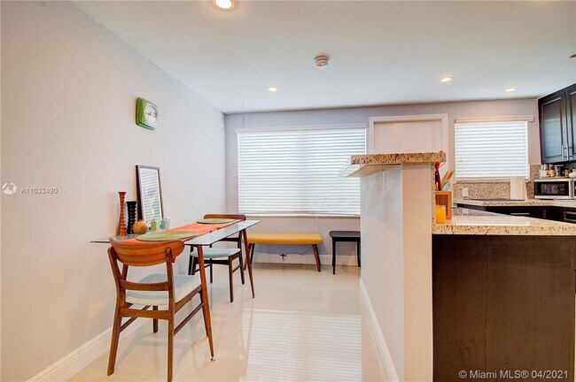 Building Photo - 6865 Bay Dr