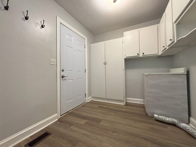 Building Photo - Get on over to Glendale!