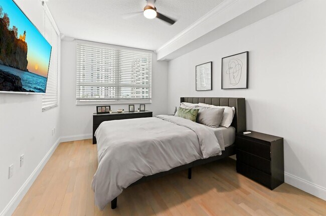 Building Photo - 350 SE 2nd St