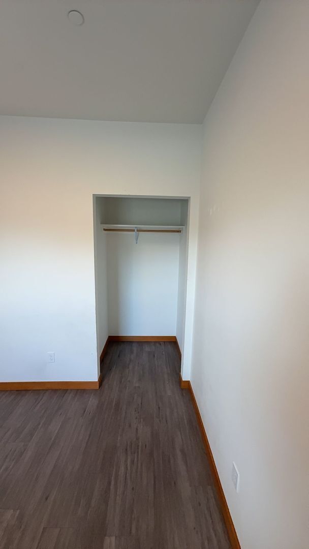 Building Photo - ROOM #3 FOR RENT in a 3 bed/1 bath Apartment, with shared living spaces. WWU Students Welcome!