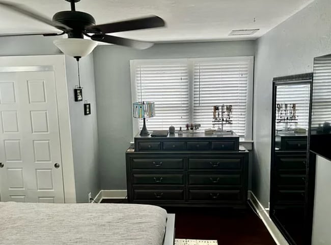 Building Photo - 1531 Hough St