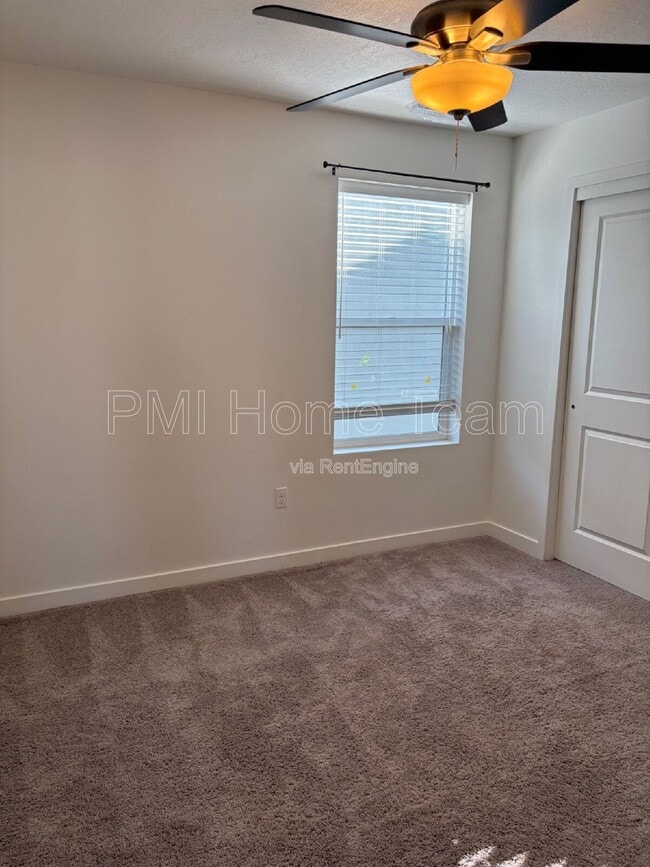 Building Photo - 1546 W Parkview Dr
