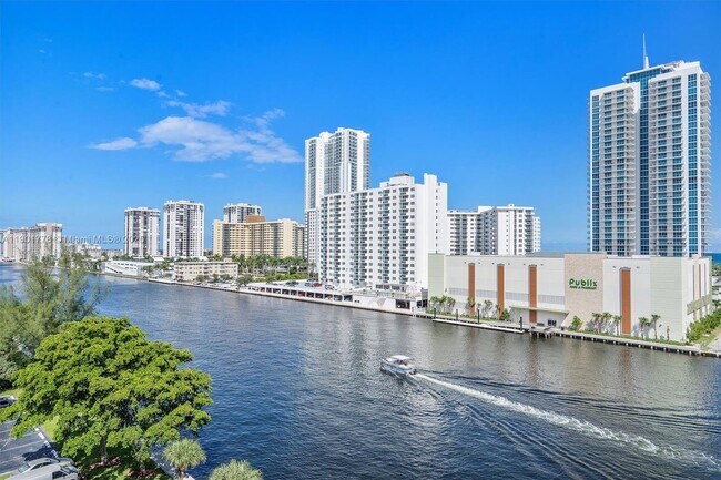 Building Photo - 600 Parkview Dr