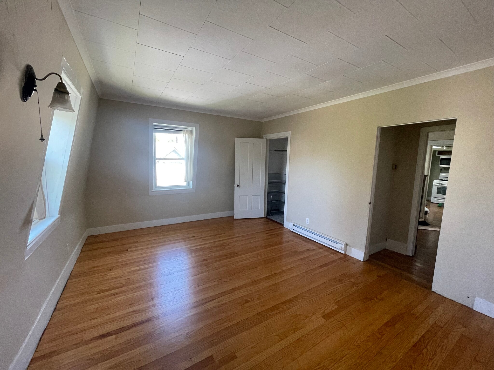 Large master bedroom - 48 Bank St