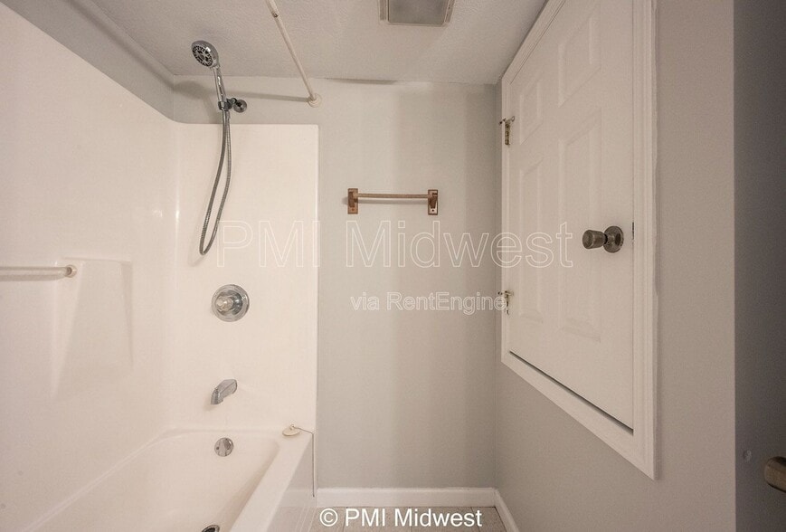 Building Photo - 395 E Main St