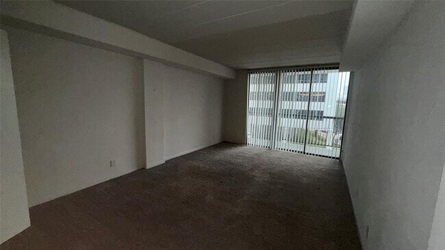 Building Photo - 5400 Memorial Dr