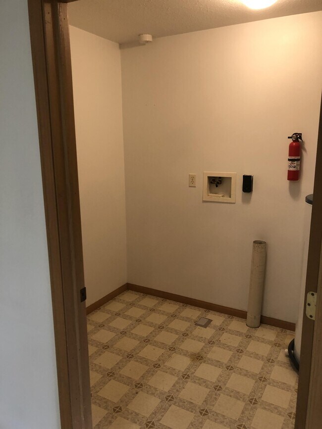 Building Photo - 3027 River Rd