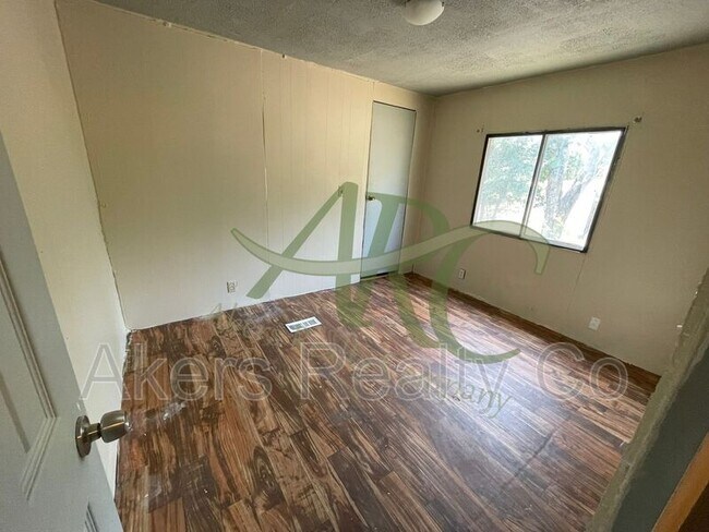 Building Photo - 965 S Blueridge Dr