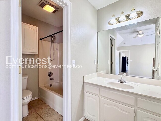 Building Photo - 3 Bed/2 Bath Home with Fenced Yard & Garage / Pet-Friendly / Available Now!