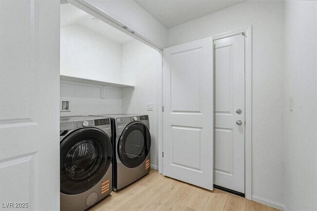 Building Photo - 8667 Luxuriant Ave