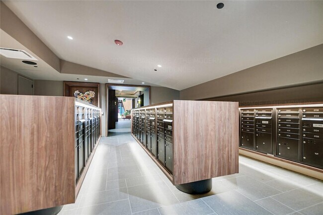 Building Photo - 610 Davis St