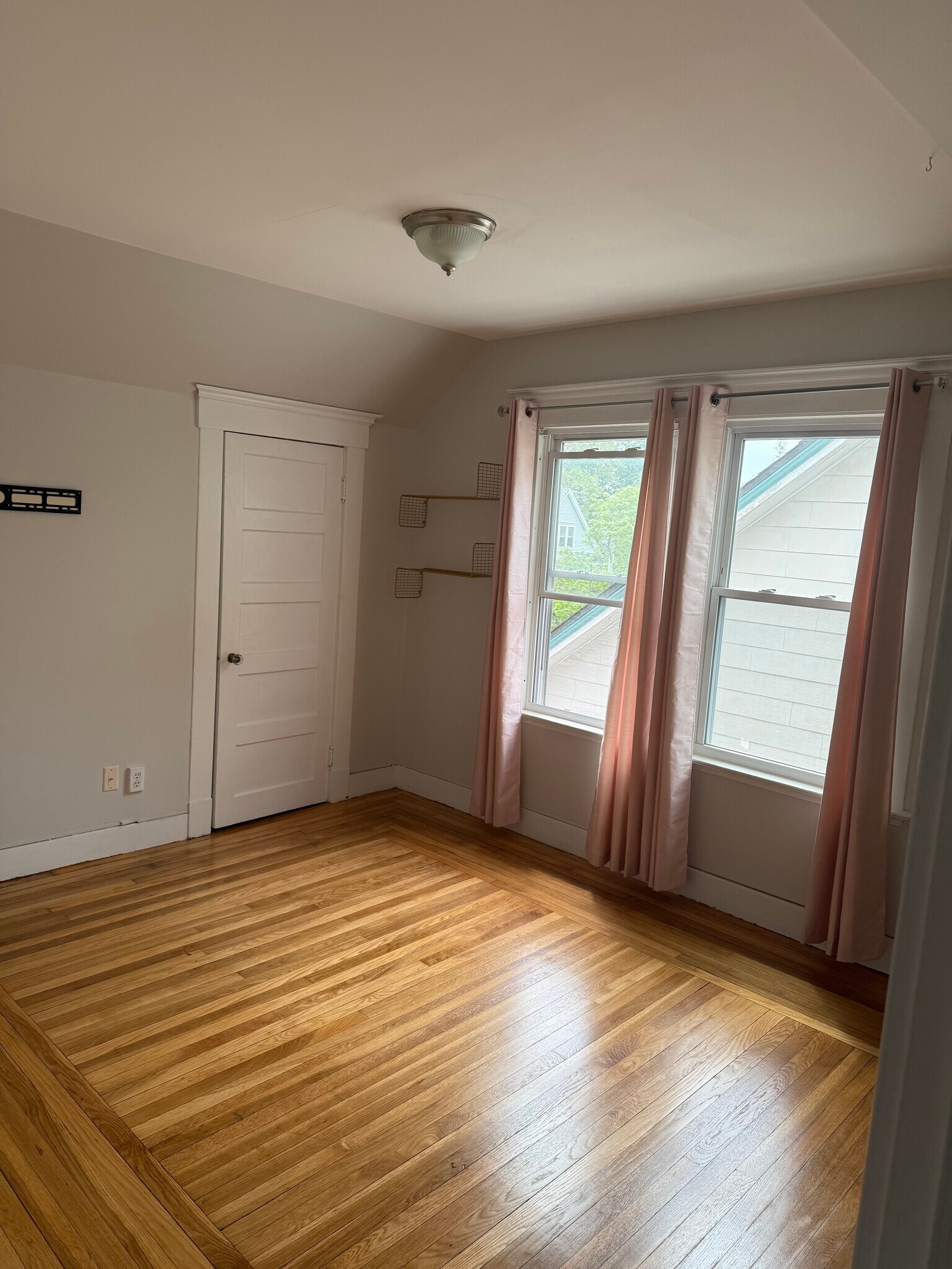 Middle Bedroom - 94 Hubinger St