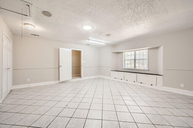 Building Photo - 602 Carl C Senter St